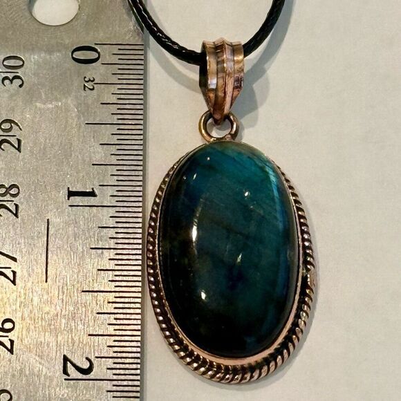 Stunning Large Oval Labradorite Necklace Pendant Womens Statement Piece New - Picture 8 of 8